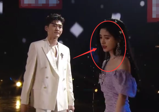 张翰|张翰抱着鞠婧祎，眉头紧锁，谁注意分开后鞠婧祎的表情？装不下去了