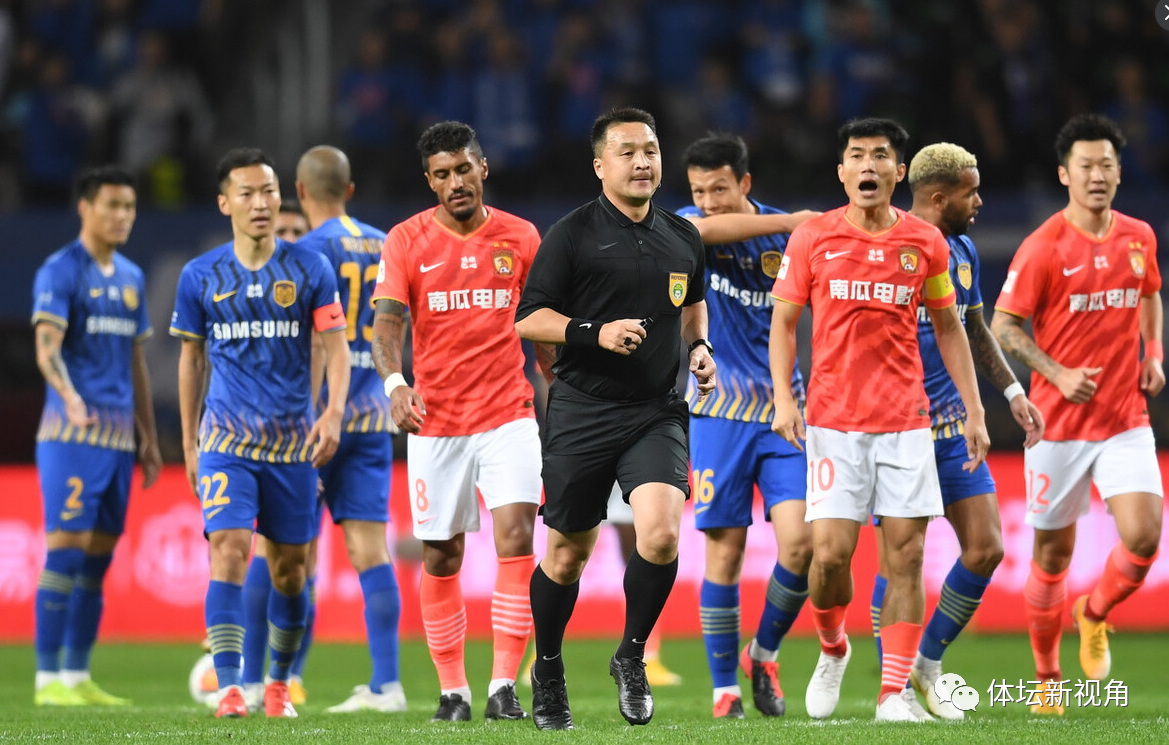 C罗|韦世豪掐脖子就该给红牌？沪媒记者引争议，中超上个掐脖子的没牌