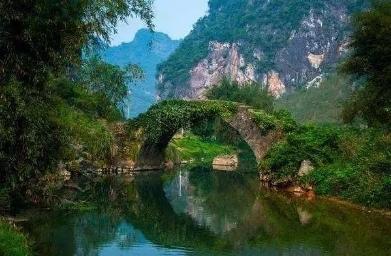 英西峰林|藏在清远英西峰林的绝美浪漫粉色花海，走入其中仿佛进入爱丽丝仙境。