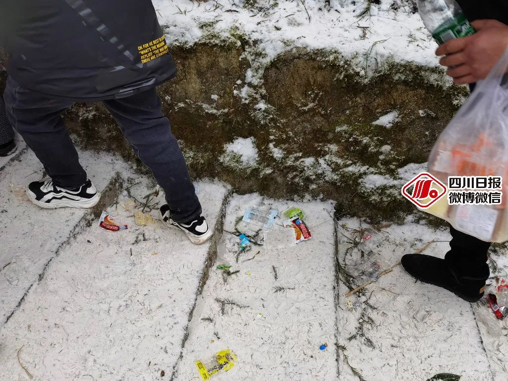 四川日报 辣眼睛！游客走后，成都近郊一“雪山”变“垃圾山”！