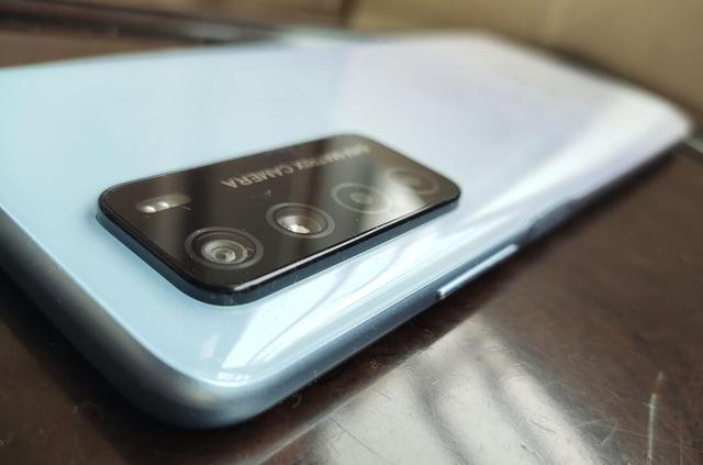 荣耀play|不买主流旗舰，依旧支持中端水桶机，其实答案就是“钱不足”