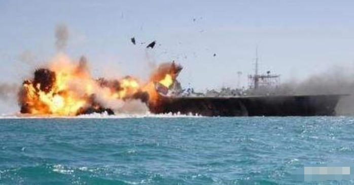 伊朗▲伊朗终于忍无可忍!对航母展开猛烈轰炸,海面燃起巨大的火球!