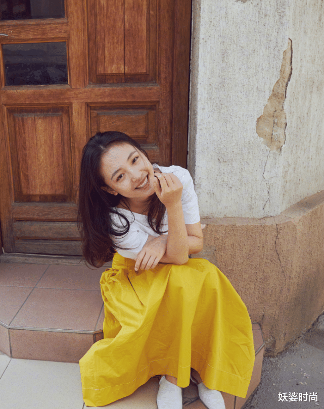 发际线■有种造型叫吴倩的“半永久马尾”，将头发扎出紧绷感，发际线亮了