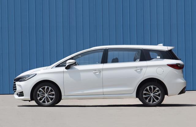 宝马5系|比亚迪卖出“清仓价”，12.8寸大屏仅5.99万，可惜6月卖出1015台