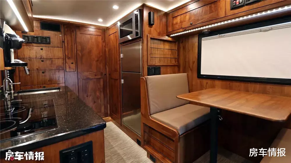 碳纤维|新款福特房车碳纤维厢体，6.7L发动机，出厂自带11度电和330L油箱