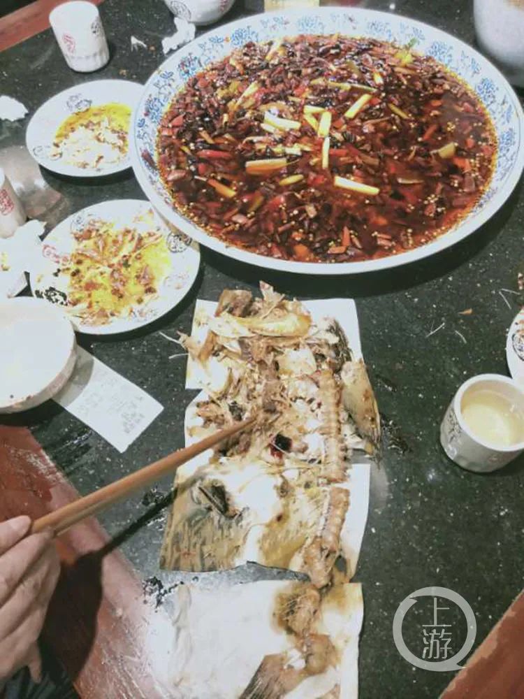 红星新闻|吃完鱼怀疑老板缺斤短两，一家三口将鱼骨头拼起来报警了！