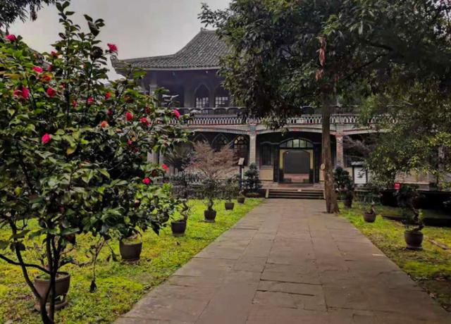 古镇■隐藏在四川的烟雨古镇，距今约900年历史，有108棵参天古树