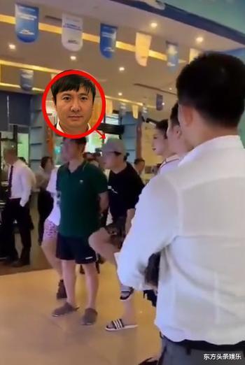 『沈腾』沈腾带爸爸海南买房，父子俩挎着胳膊同行，媳妇被远远落在后面