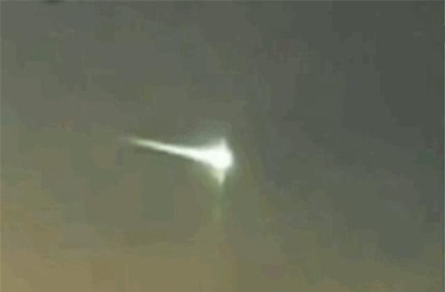 「陨石」7年前即将坠落在地球的陨石，被不明飞行物击毁，有人保护地球？