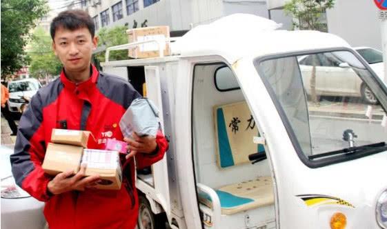 『快递』快递小哥弄丢快递，女客户要3倍赔偿，回家后看到手机红了眼眶！