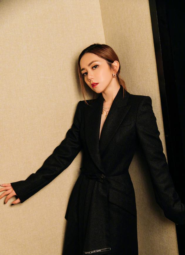 杨超越|杨超越登顶华语女歌手榜，邓紫棋难得进前十，歌手的门槛越来越低