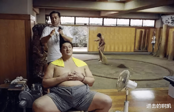 日本队▲相扑运动员的臀部清洁师，月薪8万很抢手，令人大开眼界