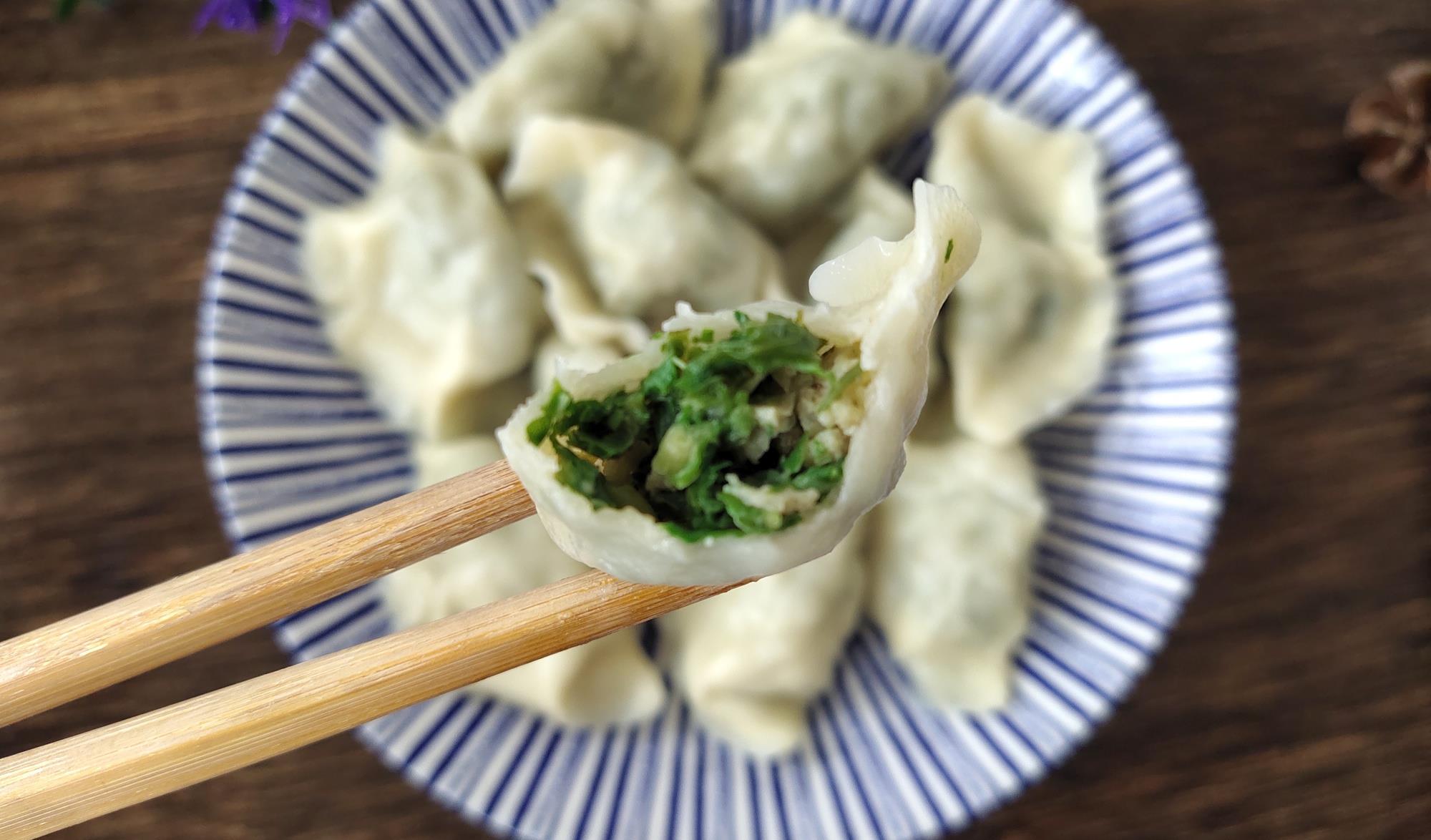 「饺子」7月最该吃这菜，2块1斤，营养比菠菜还高，用它包饺子，味道绝了