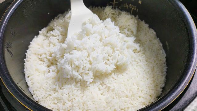 「」蒸米饭时别只加水，奶奶不外传的秘方，米粒松软香甜，出锅抢着吃