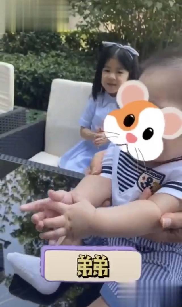 汪峰▲汪峰晒家庭乐曝光头顶发量稀少，半岁儿子首露正面鼻子高挺肉嘟嘟