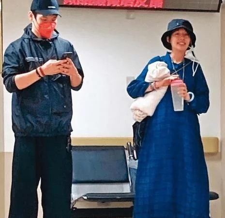 陈志朋|郭碧婷产前产后都一样, 素颜也很漂亮, 坐月子也喜欢紫色的搭配