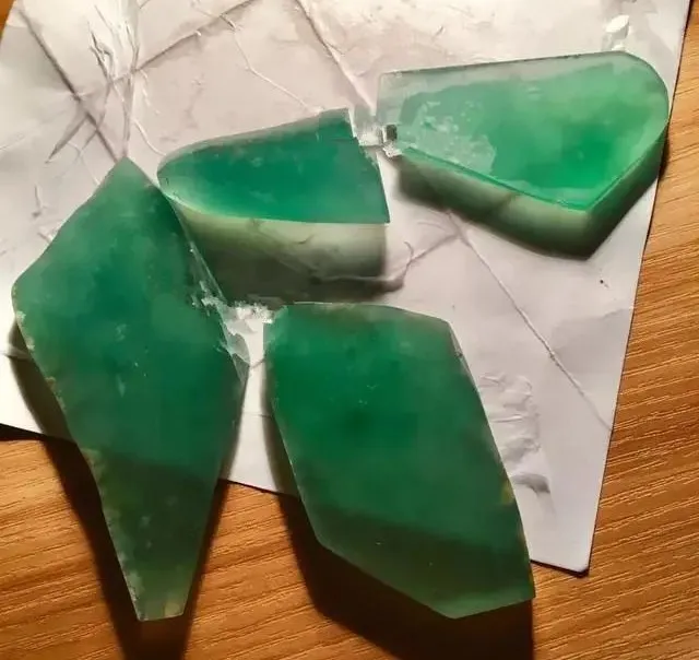 翡翠：切涨的木那翡翠原石，看着都流口水，太棒了！