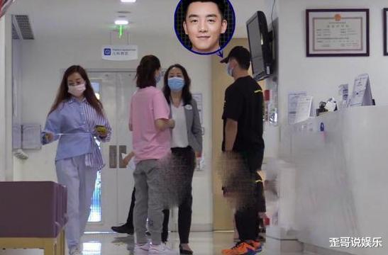 「苗苗」31岁苗苗陪老公打篮球,孕肚明显走路笨重,郑恺悉心搀扶羡煞旁人