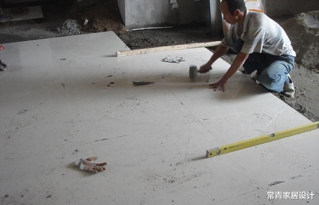 「」铺地砖真不能有这念头，嫌占层高不先用沙灰垫底，保准一踩一个裂