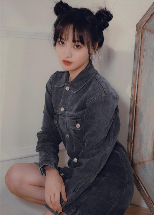 发型▲郑爽谭松韵同梳可爱俏皮发型，一个俏皮可爱，一个酷帅青春