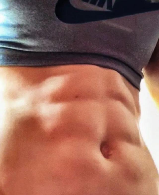 「皇家马德里」周琦再次躺枪!女篮姑娘一照片火遍全网,拿着两千万工资不愧疚么