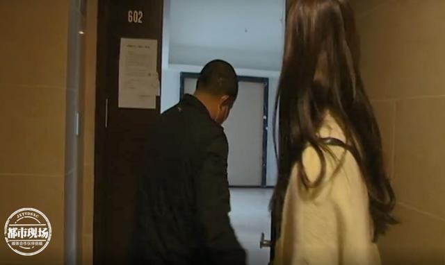 男子花600万买新房,还未入住开门却有个美女出来!网友:买一赠一?