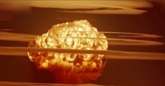 原子弹|美军在海底试爆原子弹，200万吨海水冲天而起，几天后麻烦大了