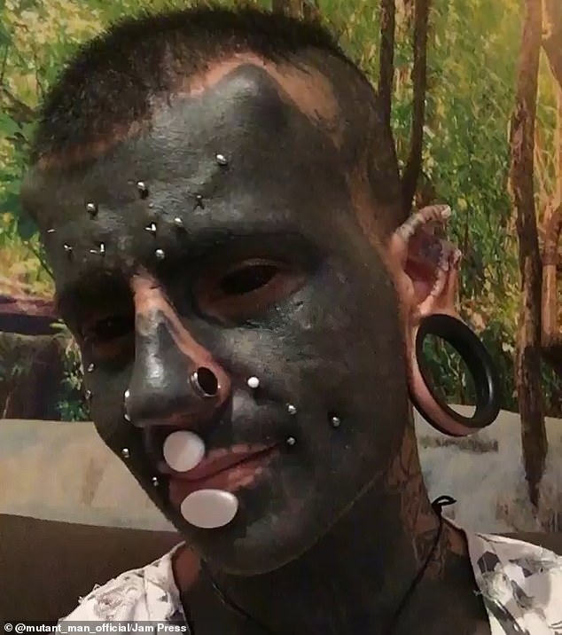 英国英鸟|意男子痴迷身体改造：全脸纹成黑色，舌头耳朵割裂，前额植入犄角