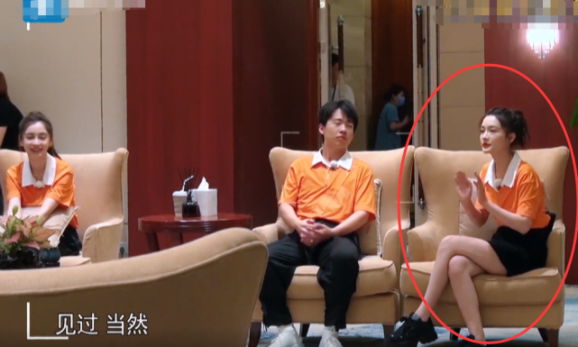 李沁|?跑男都穿长裤,就李沁例外,看了她和Baby坐姿,真不是“黑”baby?