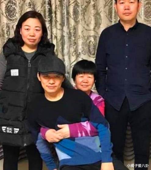 王宝强|王宝强乡下豪宅没人居住成空宅，绿色大门还被恶意刻字，内容太欺负人