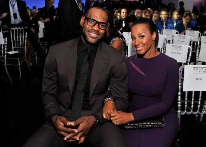 『勒布朗·詹姆斯』詹嫂相貌平平,为啥能令美女环绕的詹姆斯死心塌地?说出来别不信