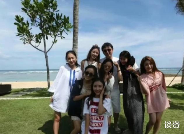 王思聪|王思聪在海边被7位美女怀绕,一个比一个漂亮,挺大肚腩显油腻