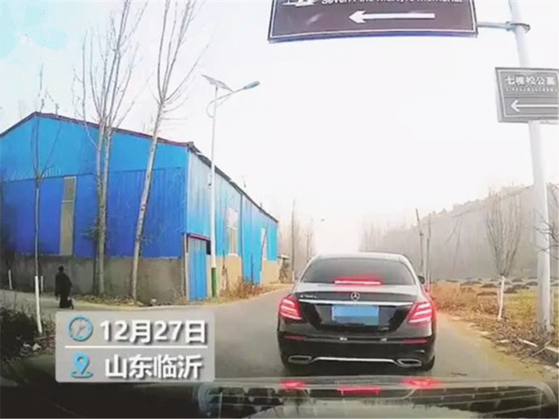 车云社 山东一奔驰婚车队半路突然停下,小伙下车跪拜:我爷爷是烈士!