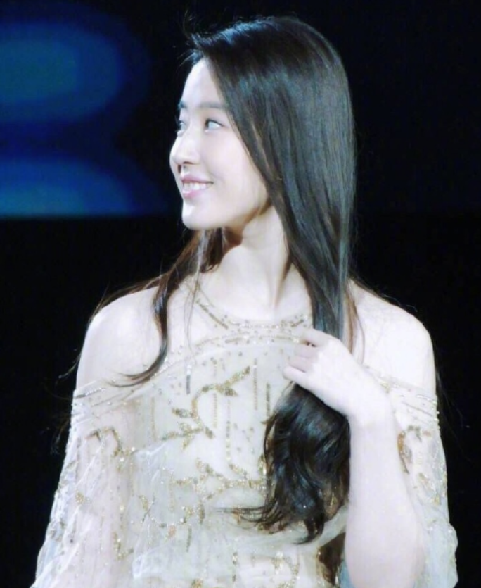 连衣裙|孙艺珍刘亦菲穿同款连衣裙,中韩女神之间,隔的不只是5岁年龄差