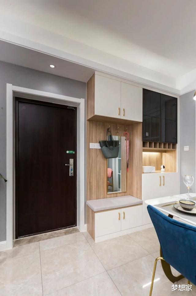■进门就是客厅餐厅，连玄关柜都没有？这样设计比有玄关户型还实用