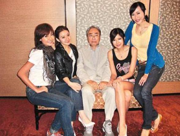 何傲儿@有钱能使鬼推磨？与小50岁干女儿玩“爷孙恋”，有超过一千名女友