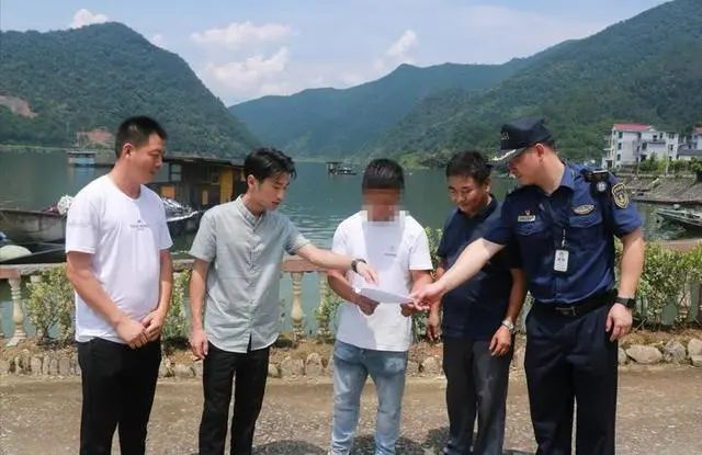 杭州|杭州爸爸给14岁儿子拍了个视频!网友怒了:你还敢传抖音?