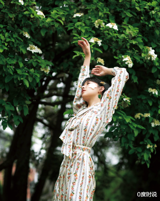 碎花裙■接发后的阚清子，晒短发造型表示怀念，粉色碎花裙太养眼