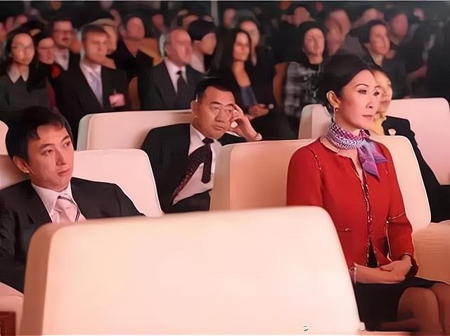 王健林|8900亿负债减至1800亿，王健林如何摆脱经济束缚？少不了妻子加持