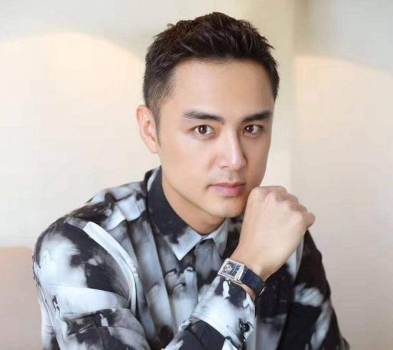 参观明道现实中的家，如今依然住着老式步梯房，家庭条件很一般