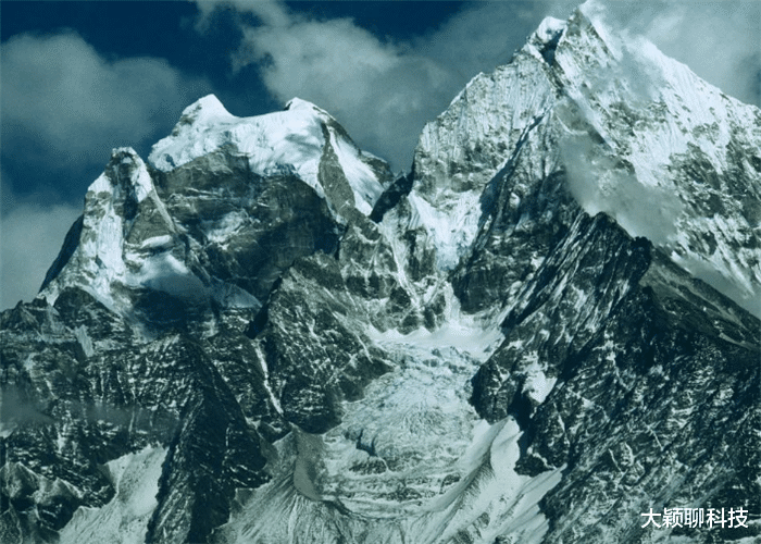 【喜马拉雅山】喜马拉雅山内部是“空心”的？它背后隐藏什么秘密？看看专家的解释！