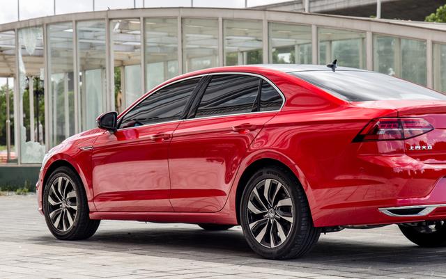 「大众汽车」大众最失意的一款车,当初加价提车还要等,如今优惠5万不好卖