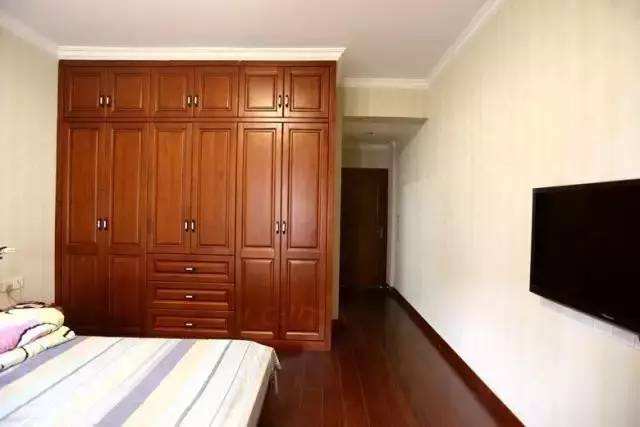 【】衣柜做到顶万万要在顶部加这个东西，入住就知好处多，后悔才察觉