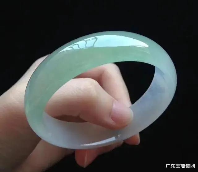 翡翠手镯|圆条？or扁条？你的手到底适合哪种类型的翡翠手镯？
