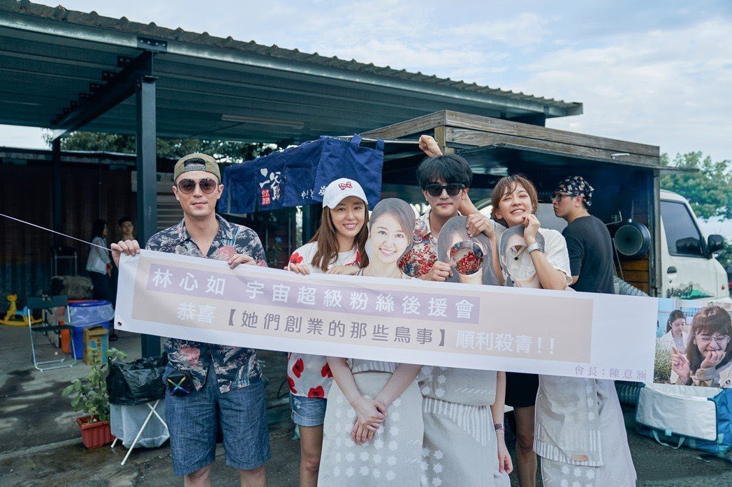 霍建华|林心如霍建华一家三口逛街被偶遇，小海豚身高到妈妈腰部背影可爱