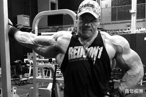 【健身】240斤肌肉野兽，19岁健身21岁拿职业卡，却被一口饭噎死了