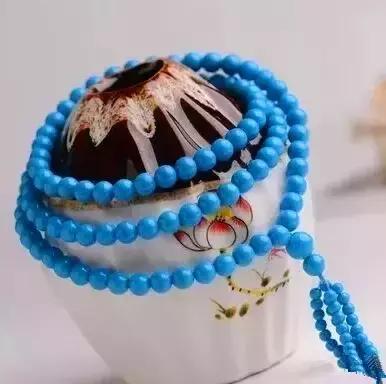 「蜜蜡」看您那手腕,就知道您是个外行