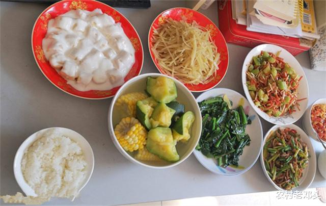 【黄瓜】同事天天来家里蹭饭，媳妇花三十元做了一桌菜，此后再也没来了！