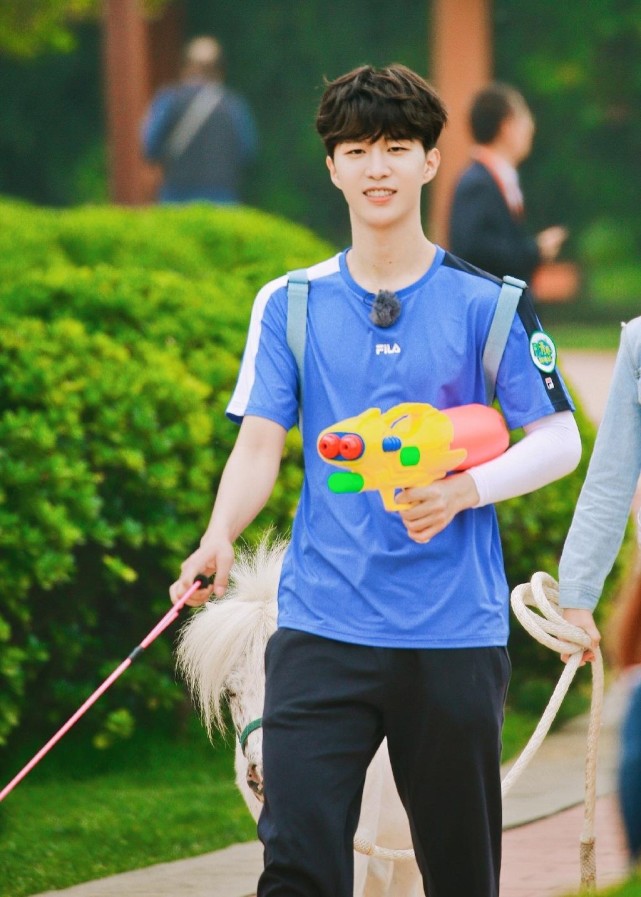 金莎|青春环游记3要换人?新MC剪影似吴亦凡,网友:除了沈腾都不爱