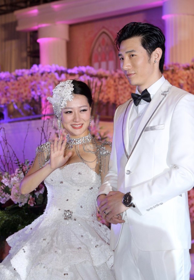 白冰|“京城四美”白冰宣布离婚，回顾和前夫丁一婚礼照，颜值让人惊艳